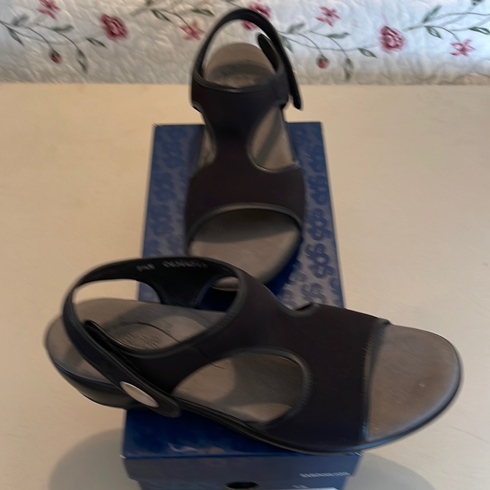 SAS Harmony black shoes, 9-1/2N, very good condition.